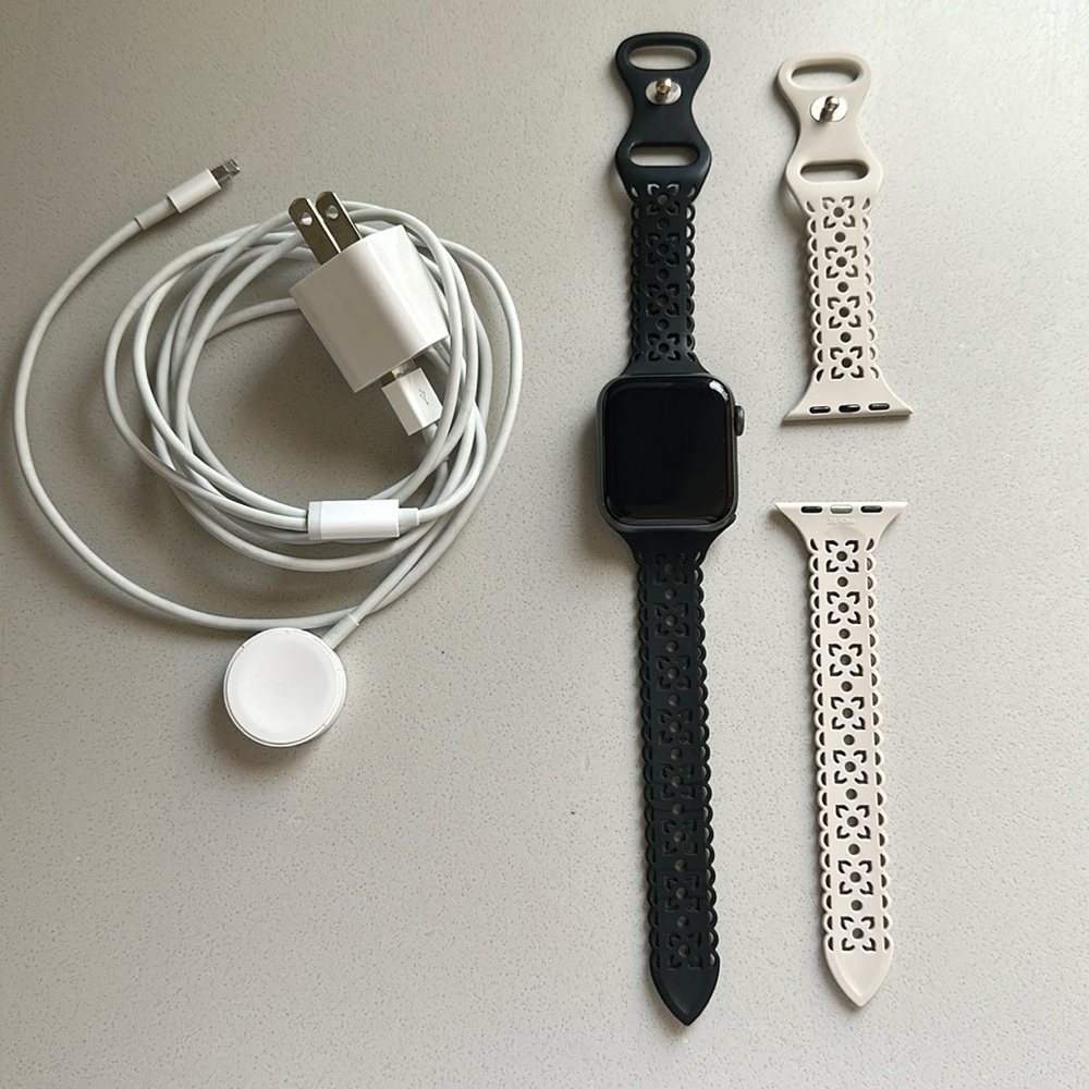 Apple Watch - series 4 - 40mm - with 2n1 charger & 2 silicone “lace” bands